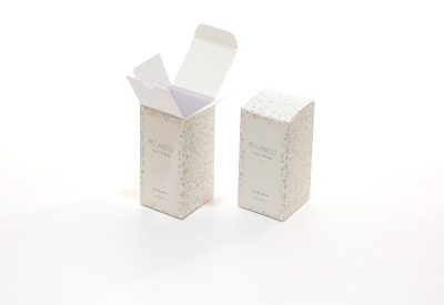 Caixa cartró per a perfum amb reforç interior i estampat en or
