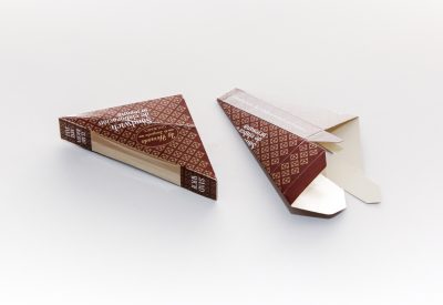 Caixa cartró triangular amb finestra per a entrepà