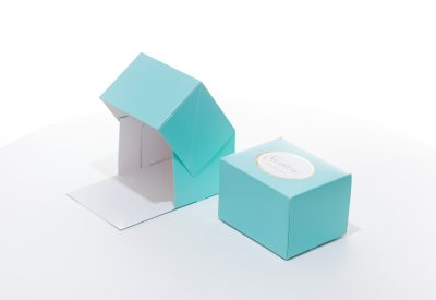 Boîte pâtisserie premium avec couvercle et dorure logo or